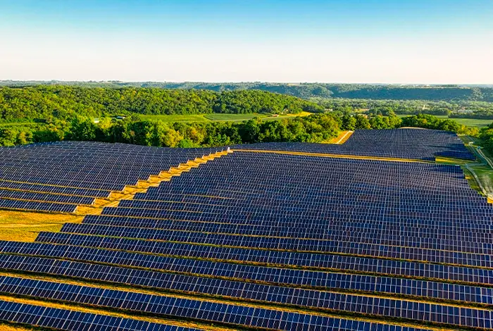 Aerial view of a large solar farm installed in an open landscape, illustrating planned renewable energy capacity and project implementation gaps in the Global South. Photo by Tom Fisk on Pexels.